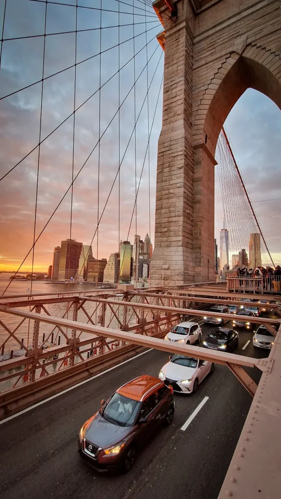Verkeer op de Brooklyn Bridge met Manhattan skyline