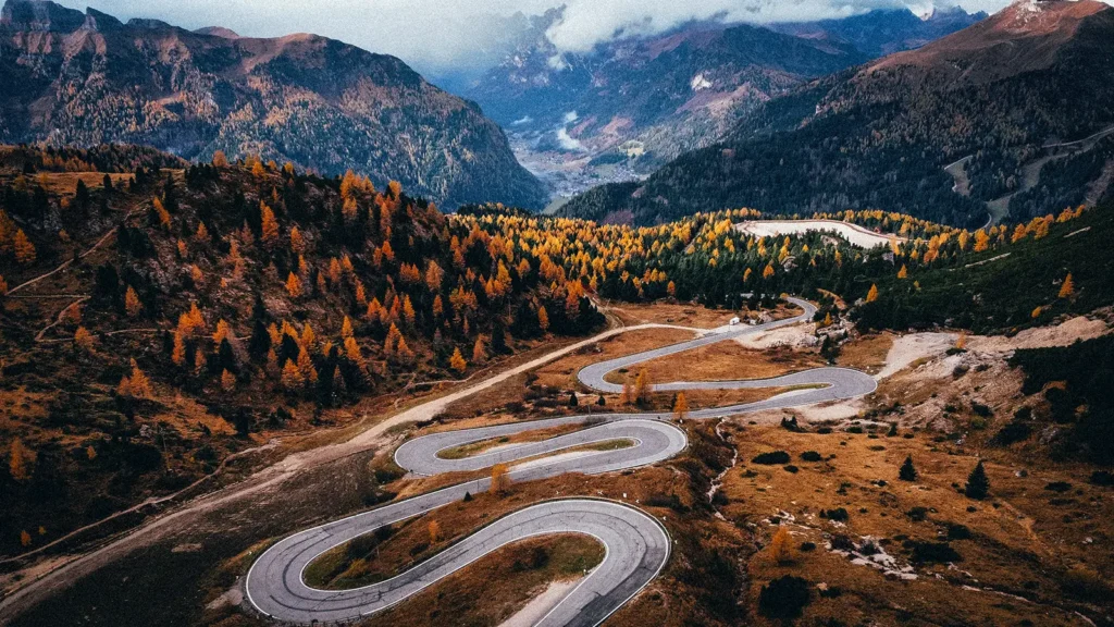 Slingerende bergweg door de Dolomieten