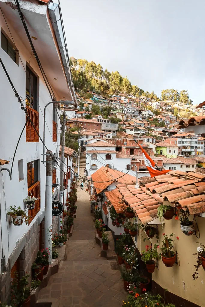 Smalle straat in Cusco met kleurrijke huizen