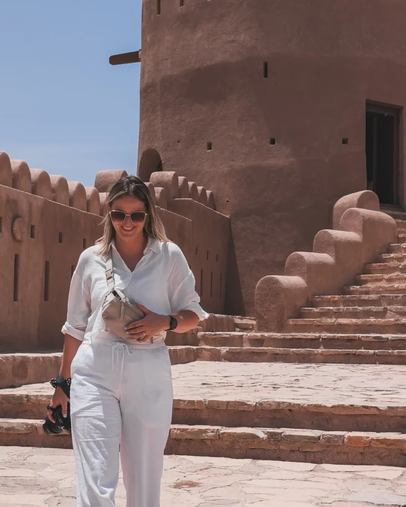 Reiziger bij een traditioneel fort in Oman