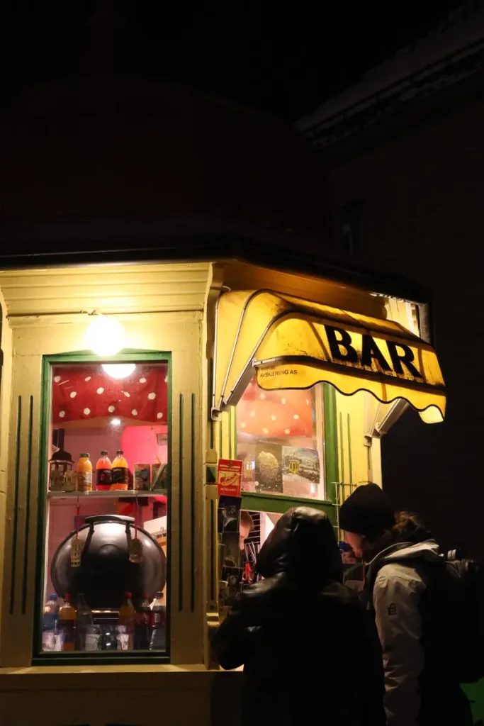 Een rendierhotdog eten bij raketten bar is een unieke ervaring die je alleen in het Noorden kan doen