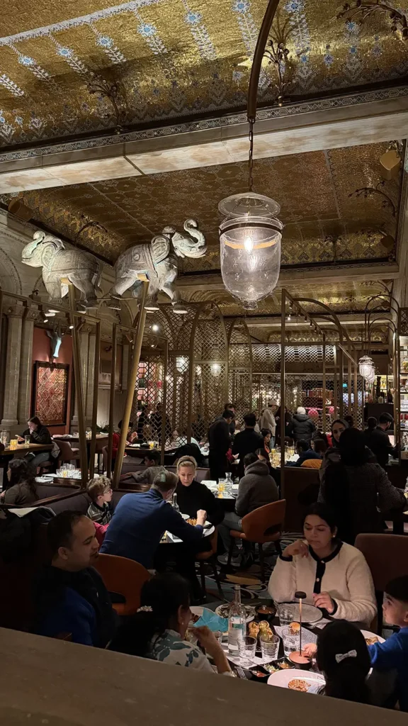 Sfeervol restaurantinterieur in Londen met veel mensen en warme verlichting masala zone
