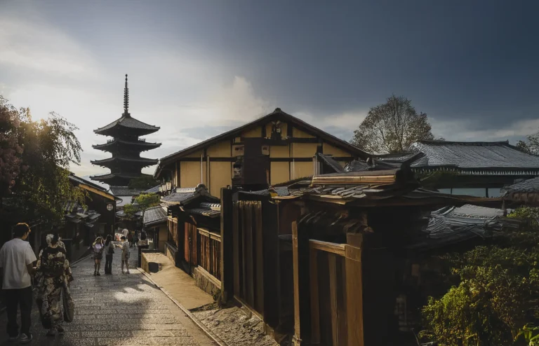 Sannenzaka straatje met zicht op Yasaka-pagode bij zonsondergang in Kyoto