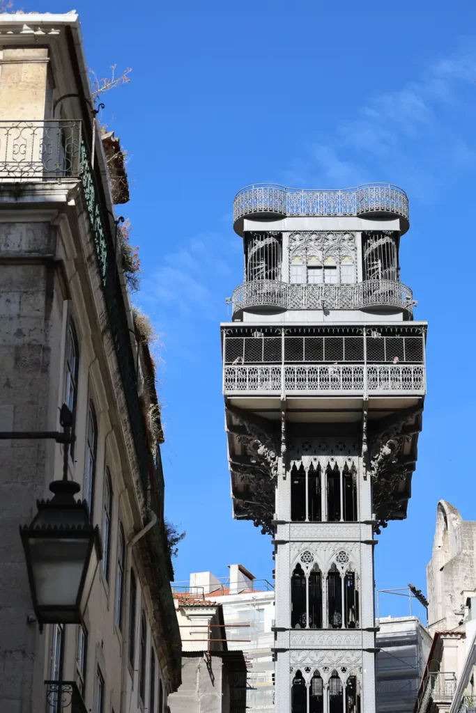 Santa Justa lift zie je onmiddellijk wanneer je je hotel in het historisch centrum van lissabon hebt