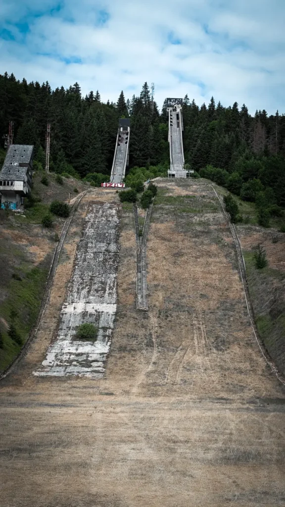 Verlaten skischans in Sarajevo omgeven door natuur