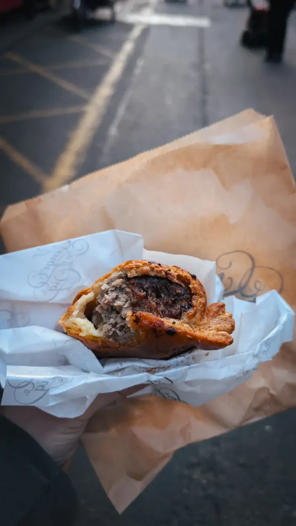 Gebeten sausage roll street food in Londen