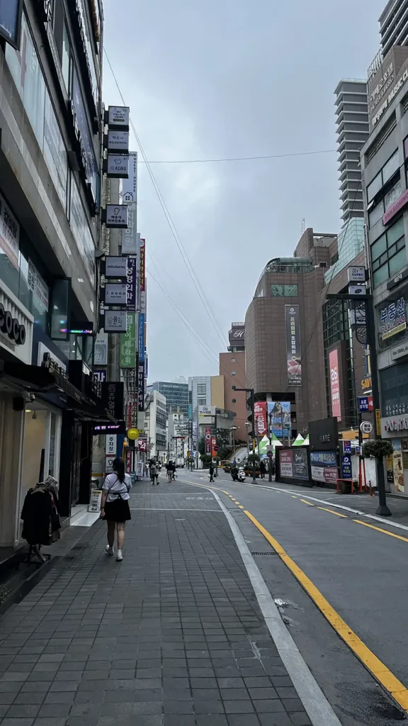 Straatbeeld in Seomyeon Busan met winkels en restaurants