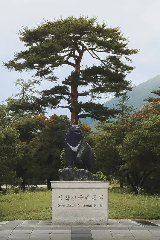 Ingang van Seoraksan National Park met berenstandbeeld – onderdeel van onze reisroute Japan Zuid-Korea 3 weken