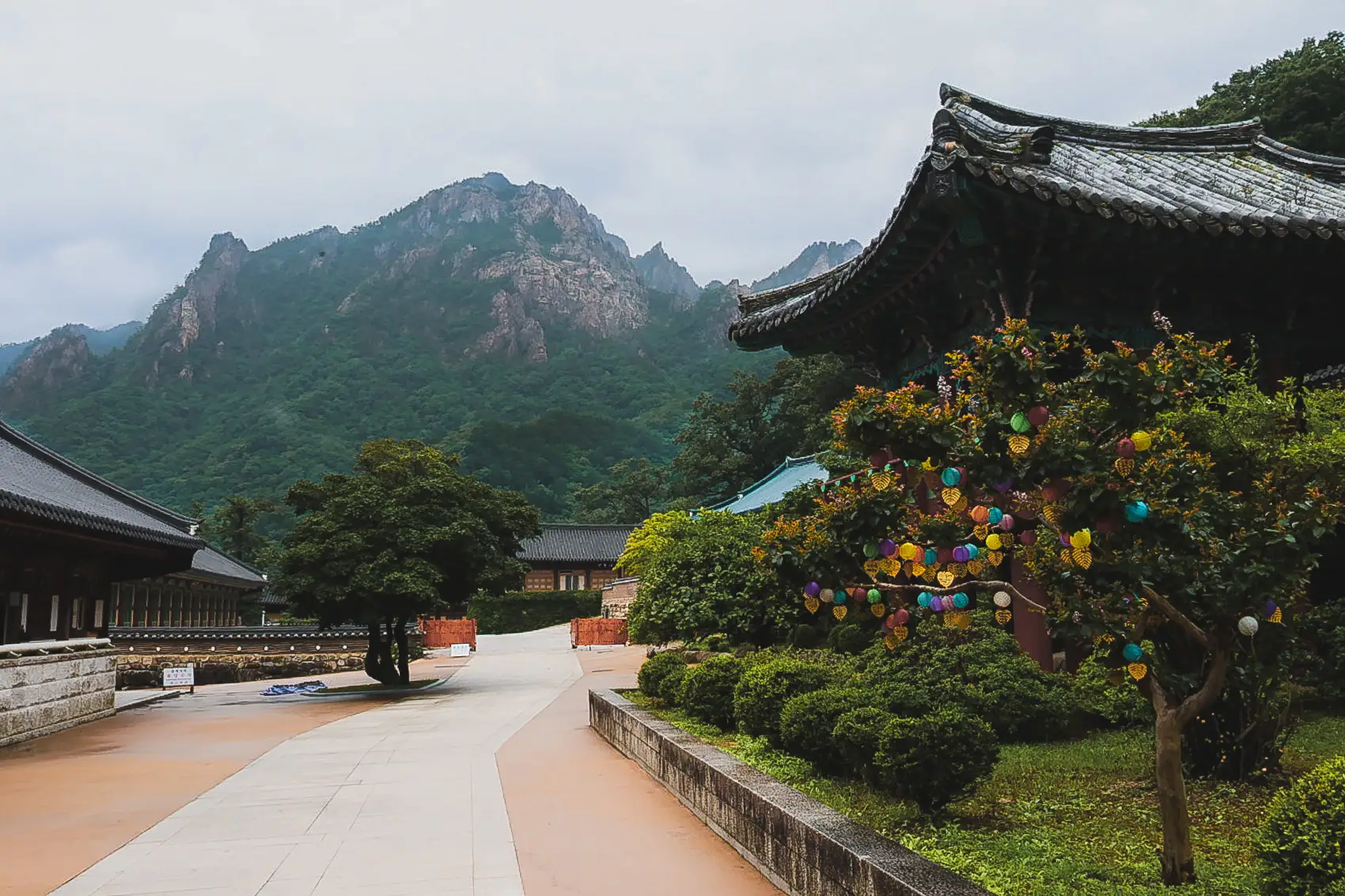 Tempelcomplex met bergen op de achtergrond in Seoraksan National Park
