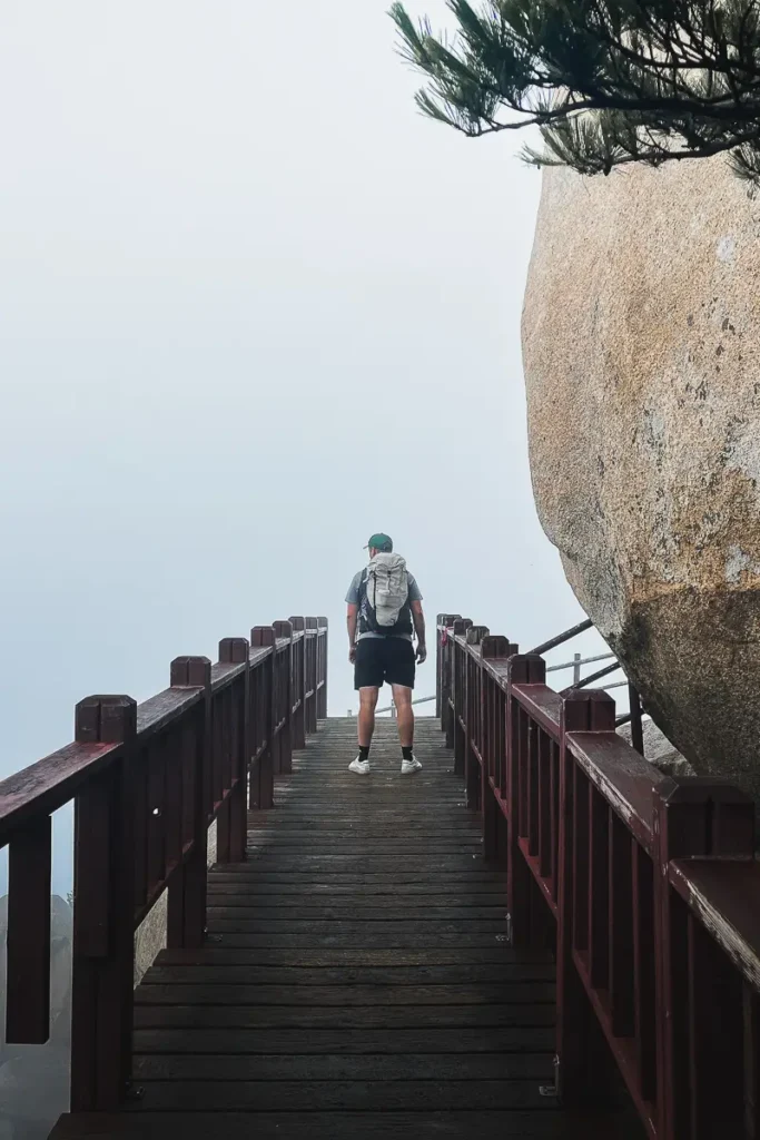 Uitzichtpunt in Seoraksan National Park tijdens warme zomerdag