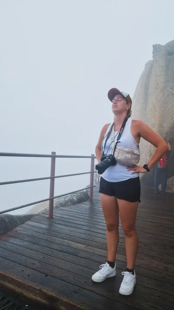 Wandelaar rustend tijdens warme zomerse hike in Seoraksan