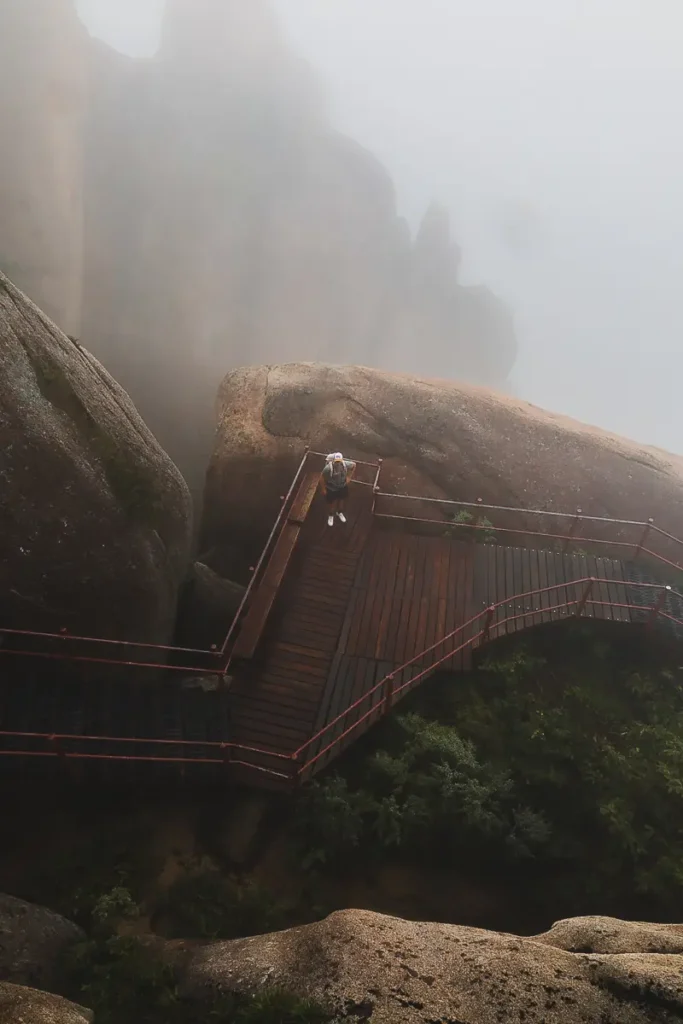 Wandelaar op houten pad in mist tijdens zomer in Seoraksan National Park