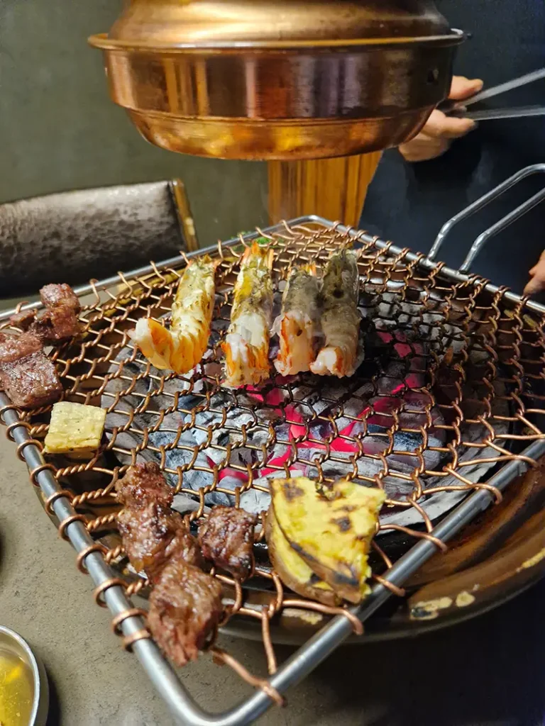 Gegrild vlees en scampi’s op Koreaanse barbecue in Seoul
