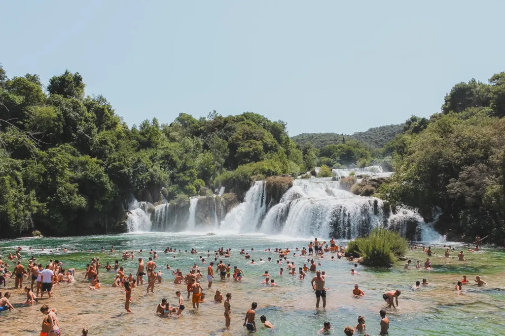 Bezoekers zwemmen bij de Skradinski Buk watervallen in Krka Nationaal Park