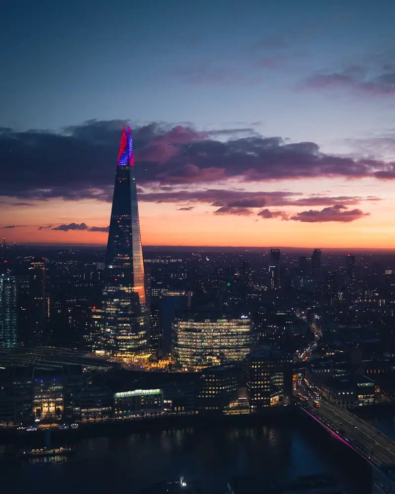 Uitzicht vanaf sky garden op the shard en londen skyline bij zonsondergang