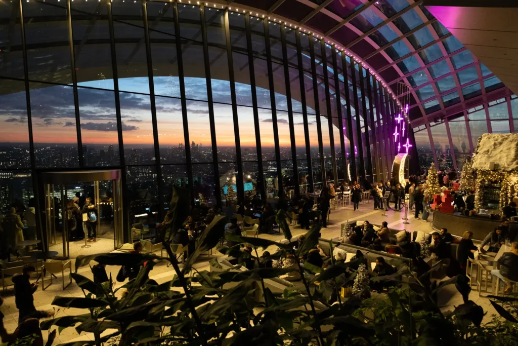Sky Garden met planten en uitzicht over Londen centrum