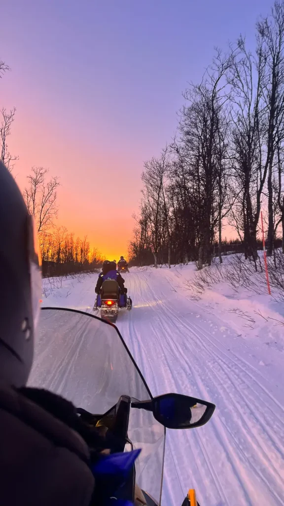 Een sneeuwscootersafari door de Lyngen Alps in Tromso tijdens de poolnacht is de perfecte winteractiviteit