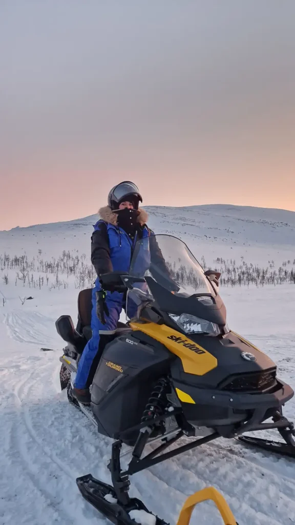 Een sneeuwscooter activiteit is een must do bij je eerste keer naar Tromso