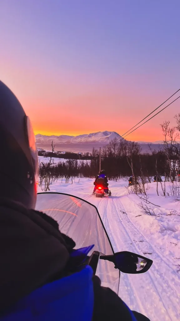 Sneeuwscooteren in de poolnacht is een geweldige ervaring in een reis naar Tromso