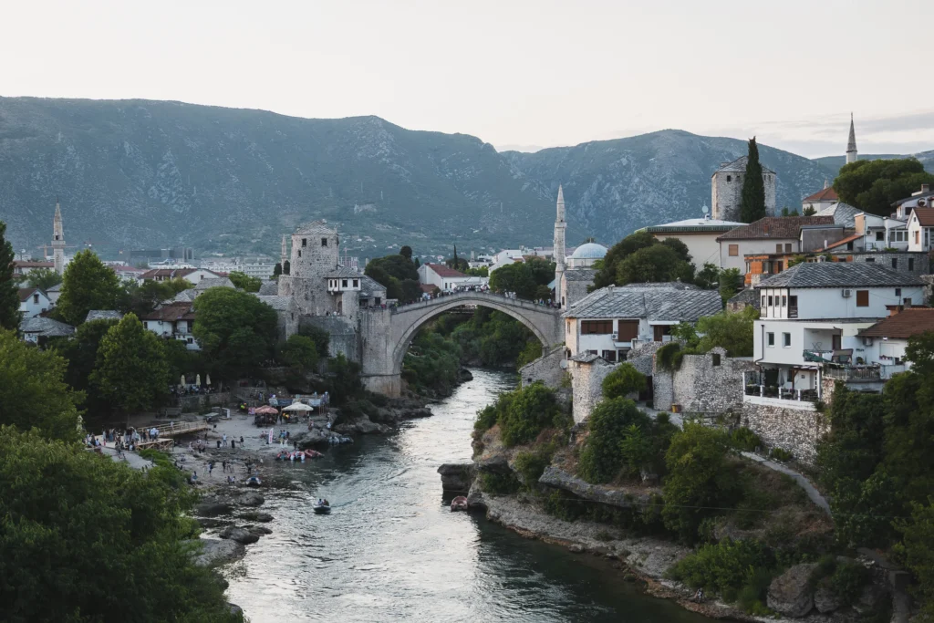 Uitzicht over Mostar en de Stari Most brug