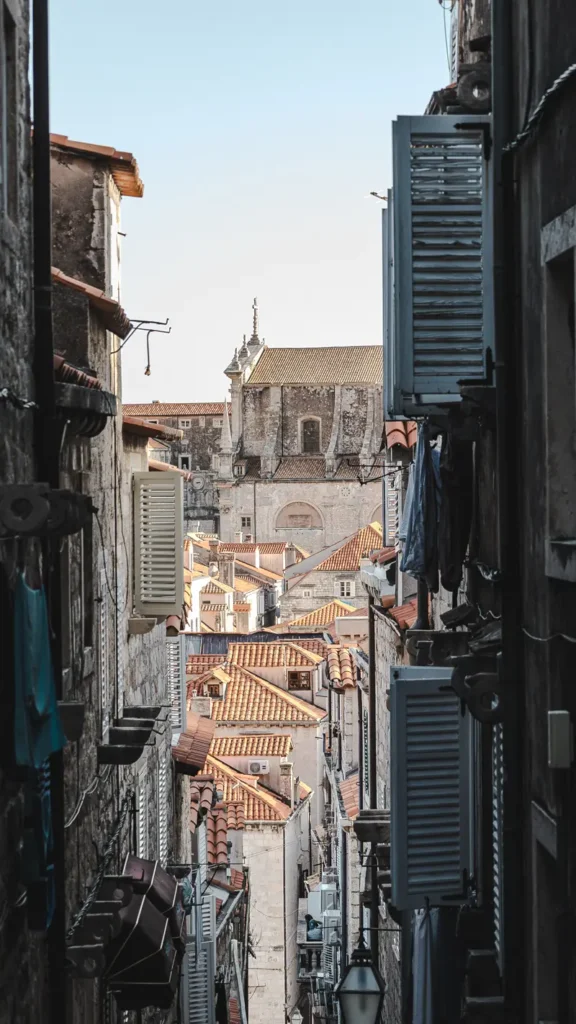 Uitzicht door een smal steegje op de historische gebouwen van Dubrovnik