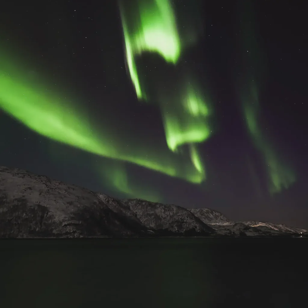 Sterk bewegend noorderlicht fotograferen met korte sluitertijd voor scherpe lichtstructuren