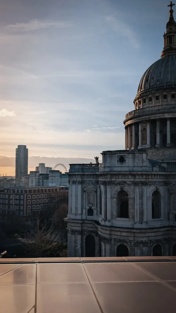 Uitzicht op st pauls cathedral vanop one new change rooftop met london eye in achtergrond