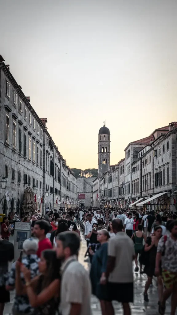 Drukke Stradun met bezoekers in de oude stad van Dubrovnik