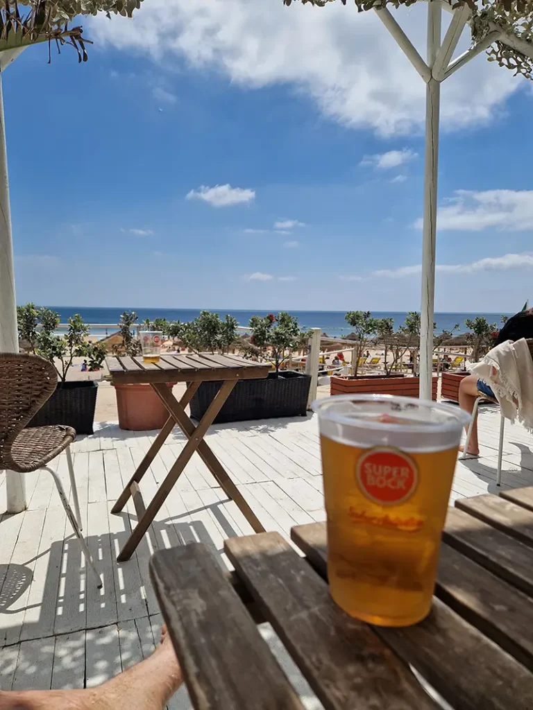 Een namiddagje strand is een leuke activiteit om te doen om even te ontsnappen aan de drukte van de stad