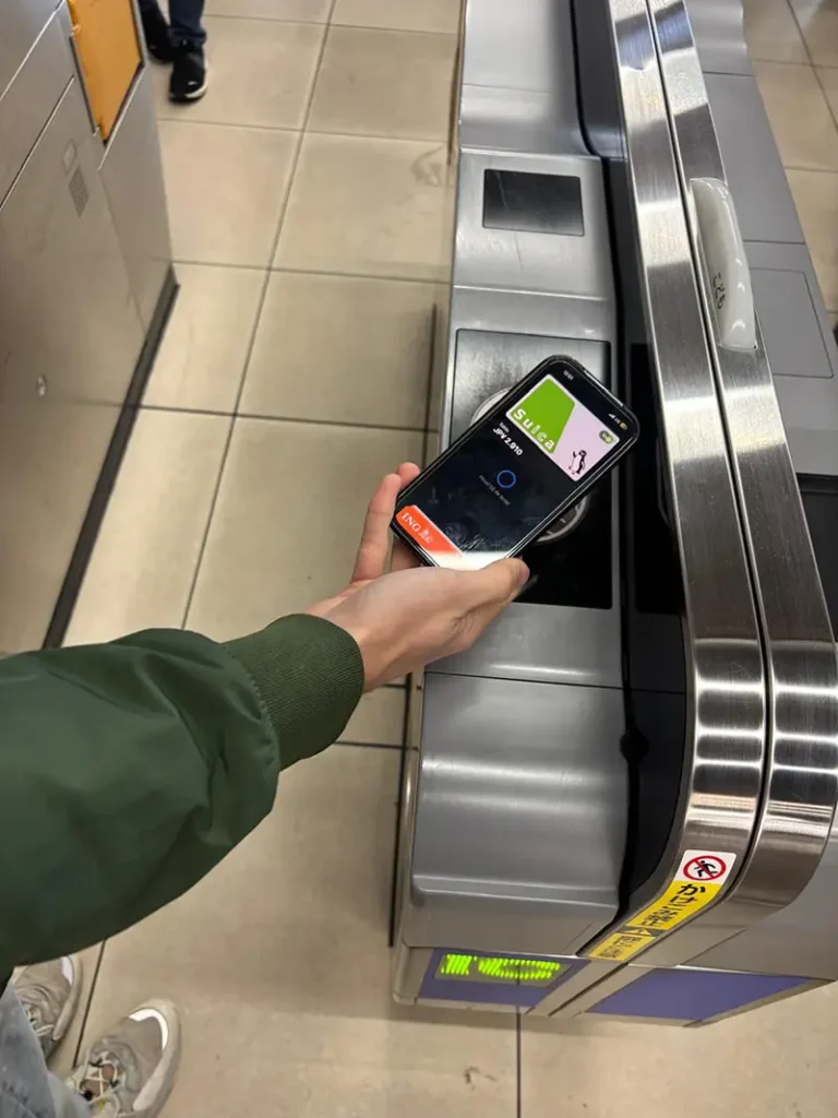 Suica kaart scannen bij toegangspoortje in Japan