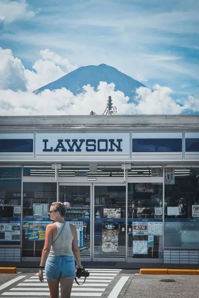 Lawson supermarkt in Japan met Mount Fuji op de achtergrond