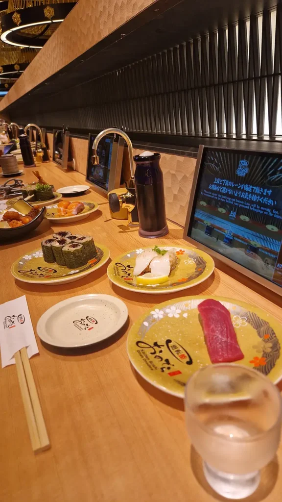 Sushi borden op lopende band in Japans restaurant