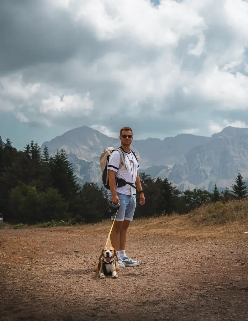 Persoon die wandelt in bergachtig gebied van Sutjeska
