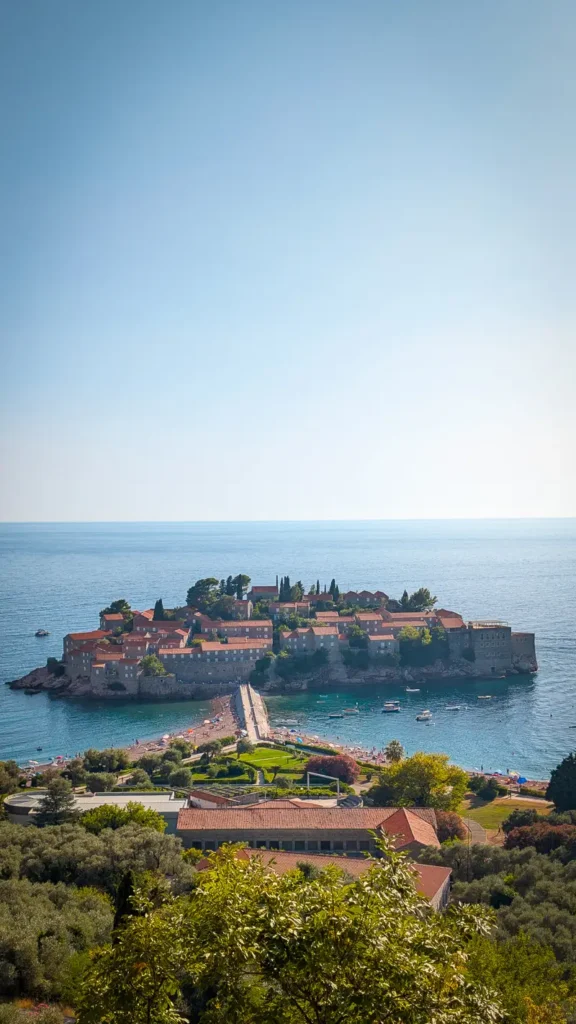 Eiland Sveti Stefan verbonden met het vasteland via smalle landtong