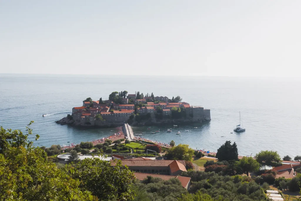 Uitzicht op Sveti Stefan vanaf het viewpoint