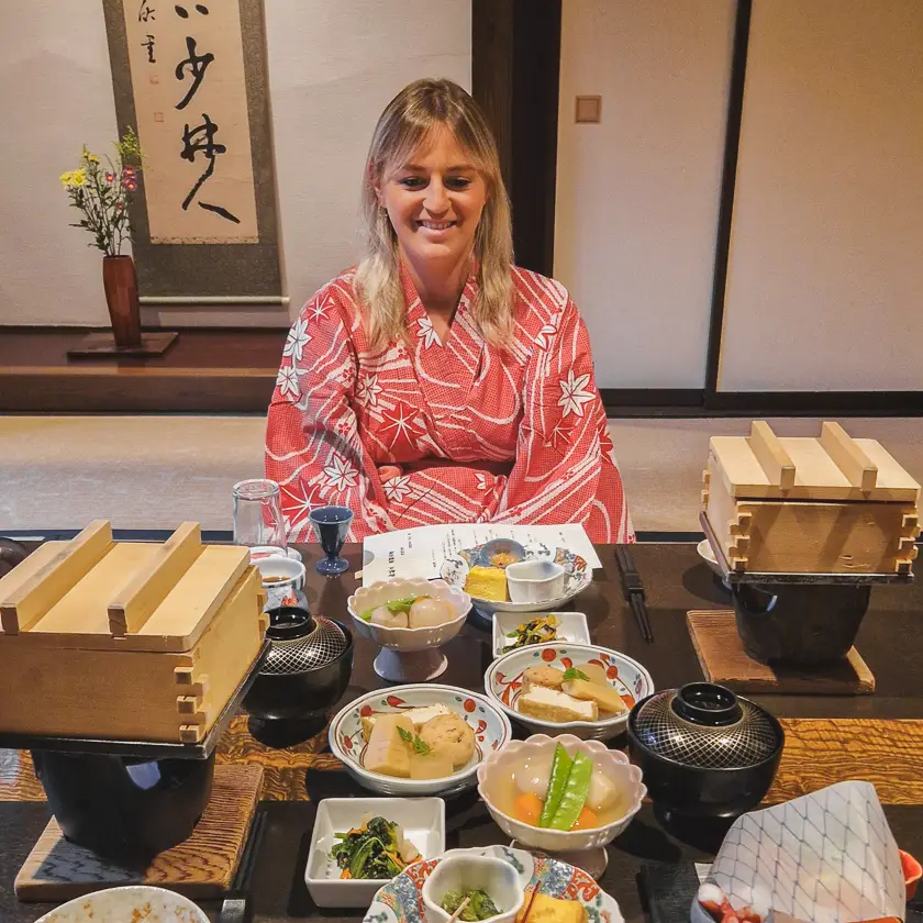 Reiziger in yukata geniet van een traditioneel kaiseki-diner in een ryokan in Takayama – takayama nakasendo trail