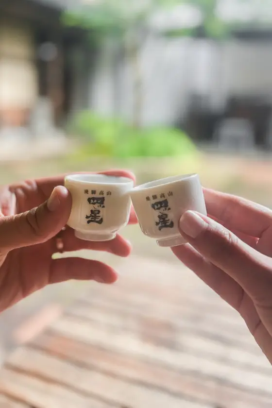 Sakekopjes in de binnenkoer van een traditionele sakebrouwerij in Takayama – takayama nakasendo trail