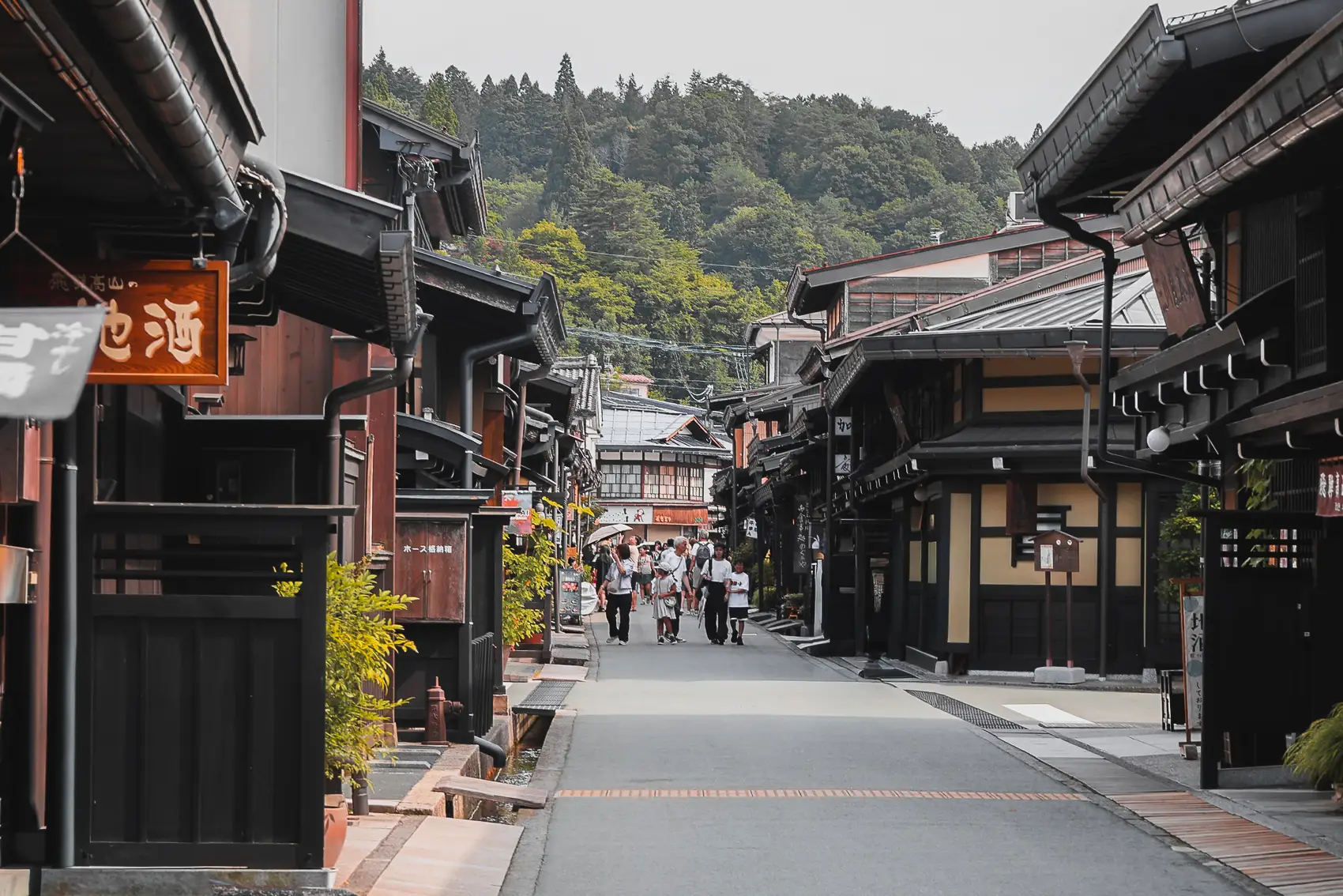 Historische houten straat Sanmachi Suji in Takayama tijdens onze reisroute Japan 2 weken