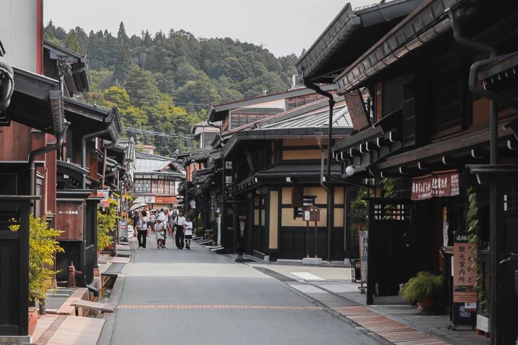 Sanmachi Suji straat in Takayama met traditionele houten huizen en bezoekers – takayama nakasendo trail