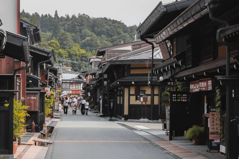 Sanmachi Suji straat in Takayama met traditionele houten huizen en bezoekers – takayama nakasendo trail