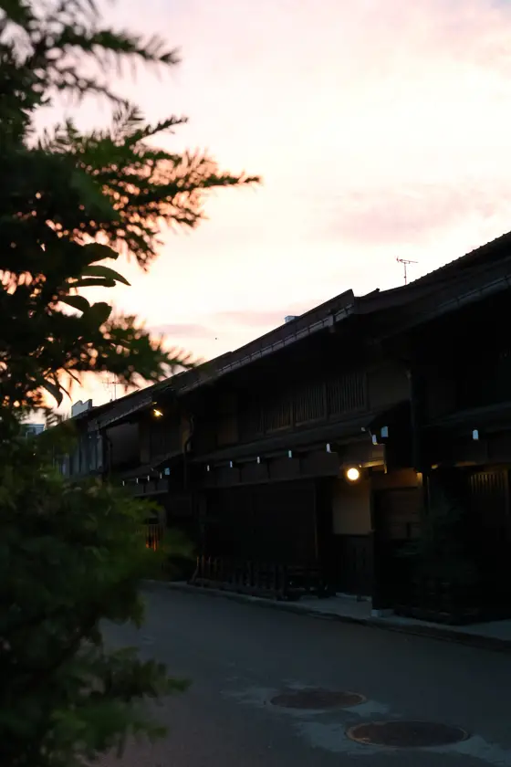 Traditionele huizen in Takayama bij zonsondergang met warme hemelkleuren – takayama nakasendo trail