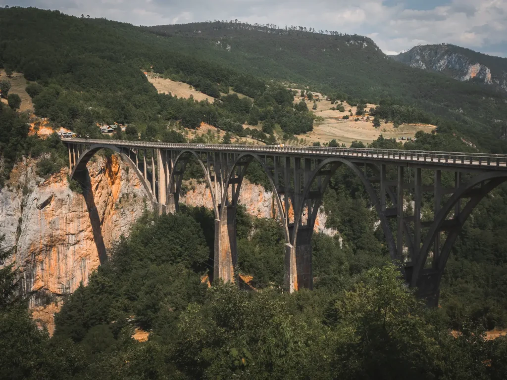 Tara Bridge boven de Tara Canyon in Montenegro