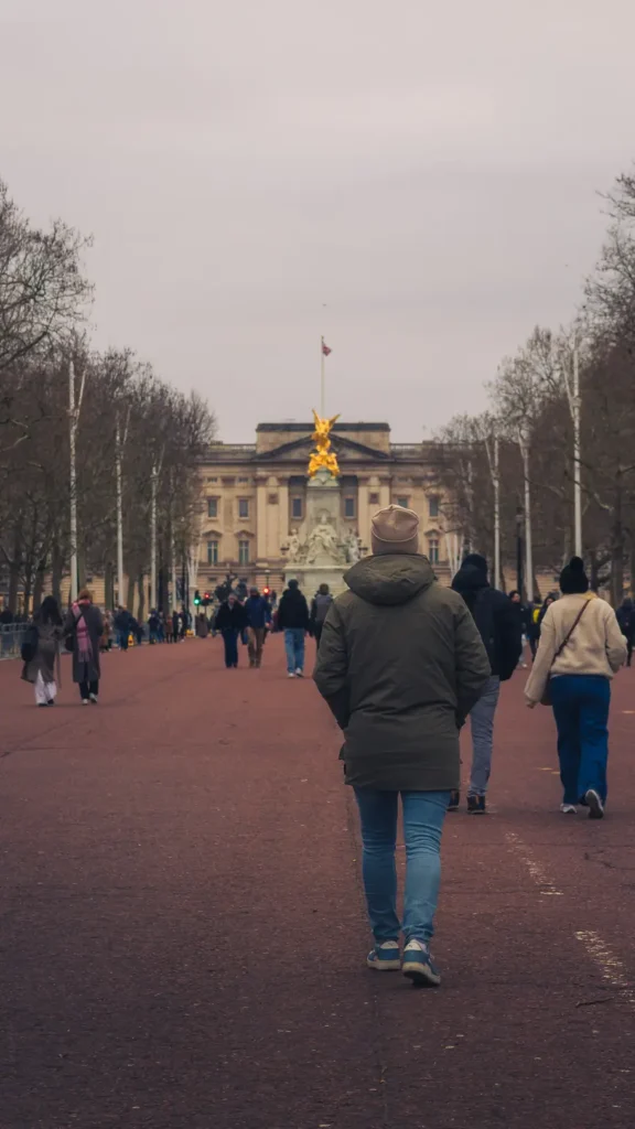 The Mall richting Buckingham Palace tijdens wandeling in Londen