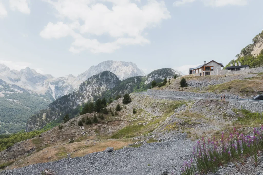Panoramisch uitzicht op de Albanese Alpen langs de route van de Theth naar Valbona hike