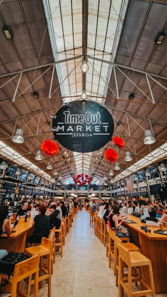 In timeout market lissabon vind je tientallen eetkraampjes met lokale specialiteiten en meer