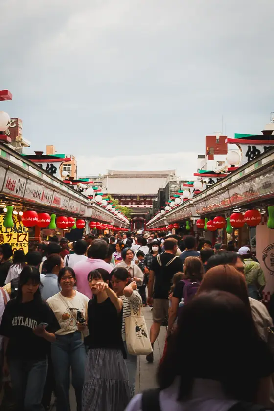 Drukke Nakamise-dori winkelstraat richting de Senso-ji tempel in Tokyo tijdens onze reisroute Japan 2 weken