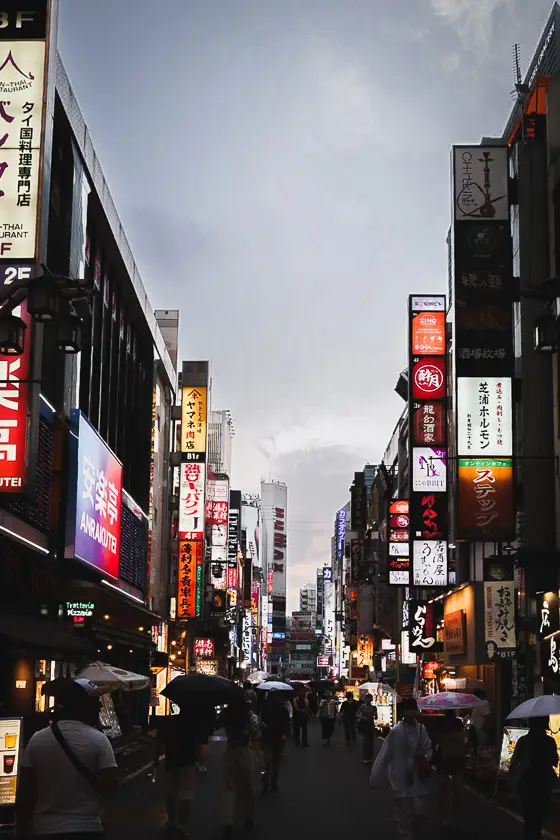 Avondwandeling door de verlichte straten van Shinjuku in Tokyo tijdens onze reisroute Japan 2 weken