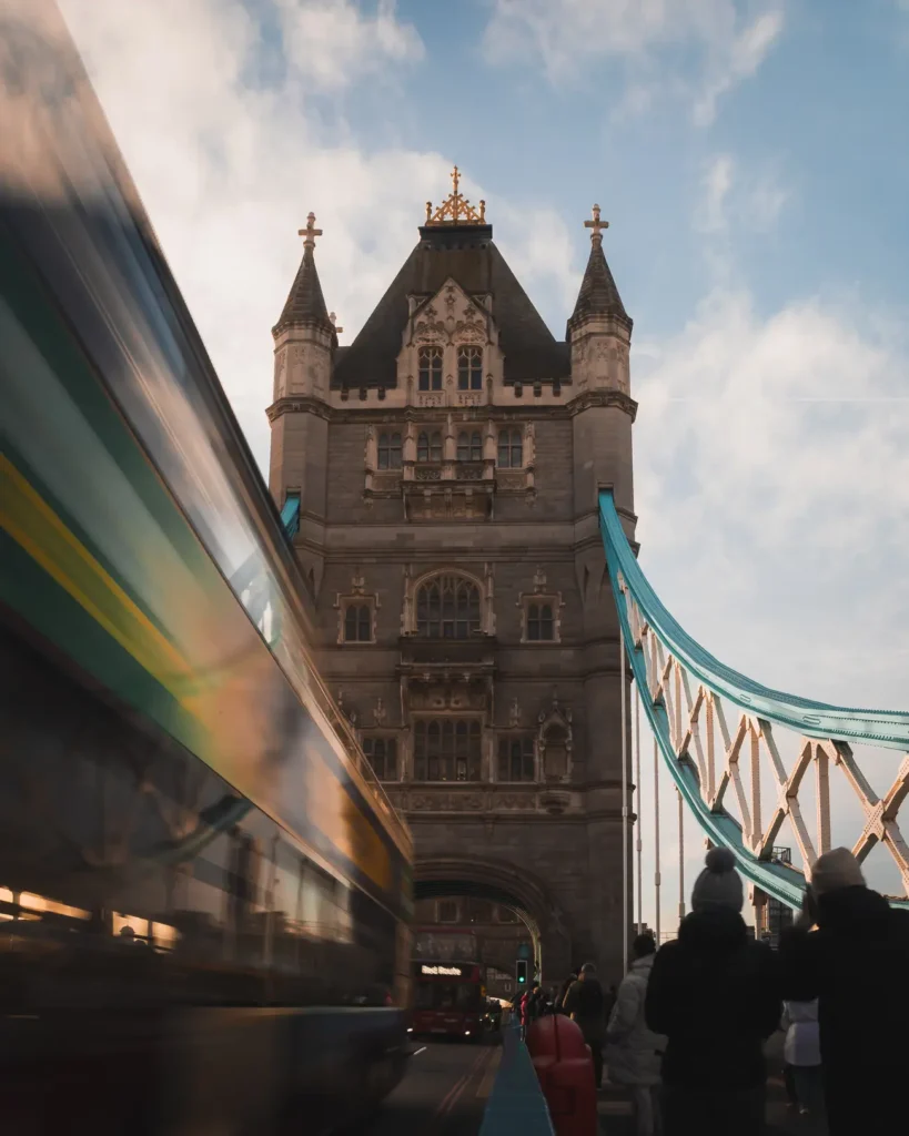 Tower Bridge in Londen met verkeer en mensen op de brug