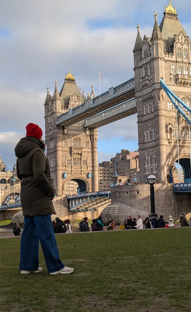 Tower Bridge gezien vanaf de oever van de Thames, een populaire plek om foto’s te maken in Londen