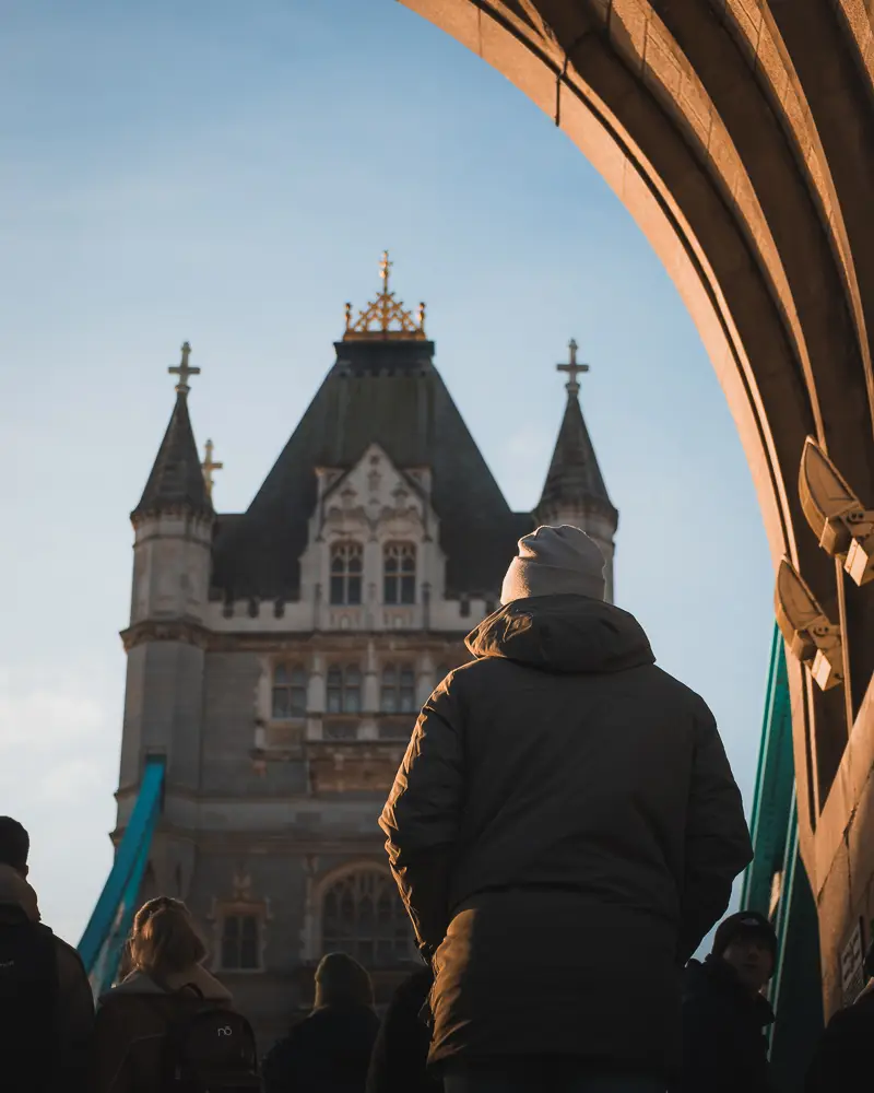 Persoon kijkt naar Tower Bridge in Londen vanaf de trap